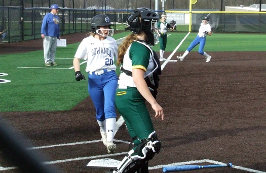 20240410softball_525.jpg